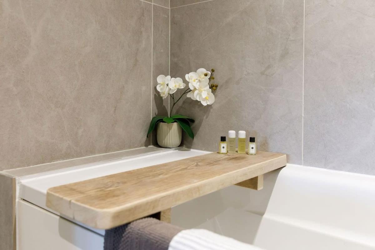 Stylish City Centre Apartment With Sauna Чичестър Екстериор снимка