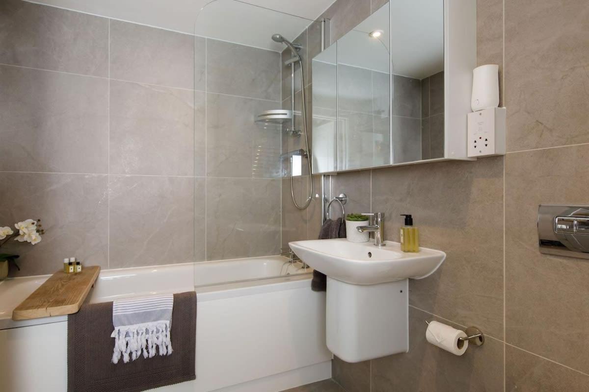 Stylish City Centre Apartment With Sauna Чичестър Екстериор снимка