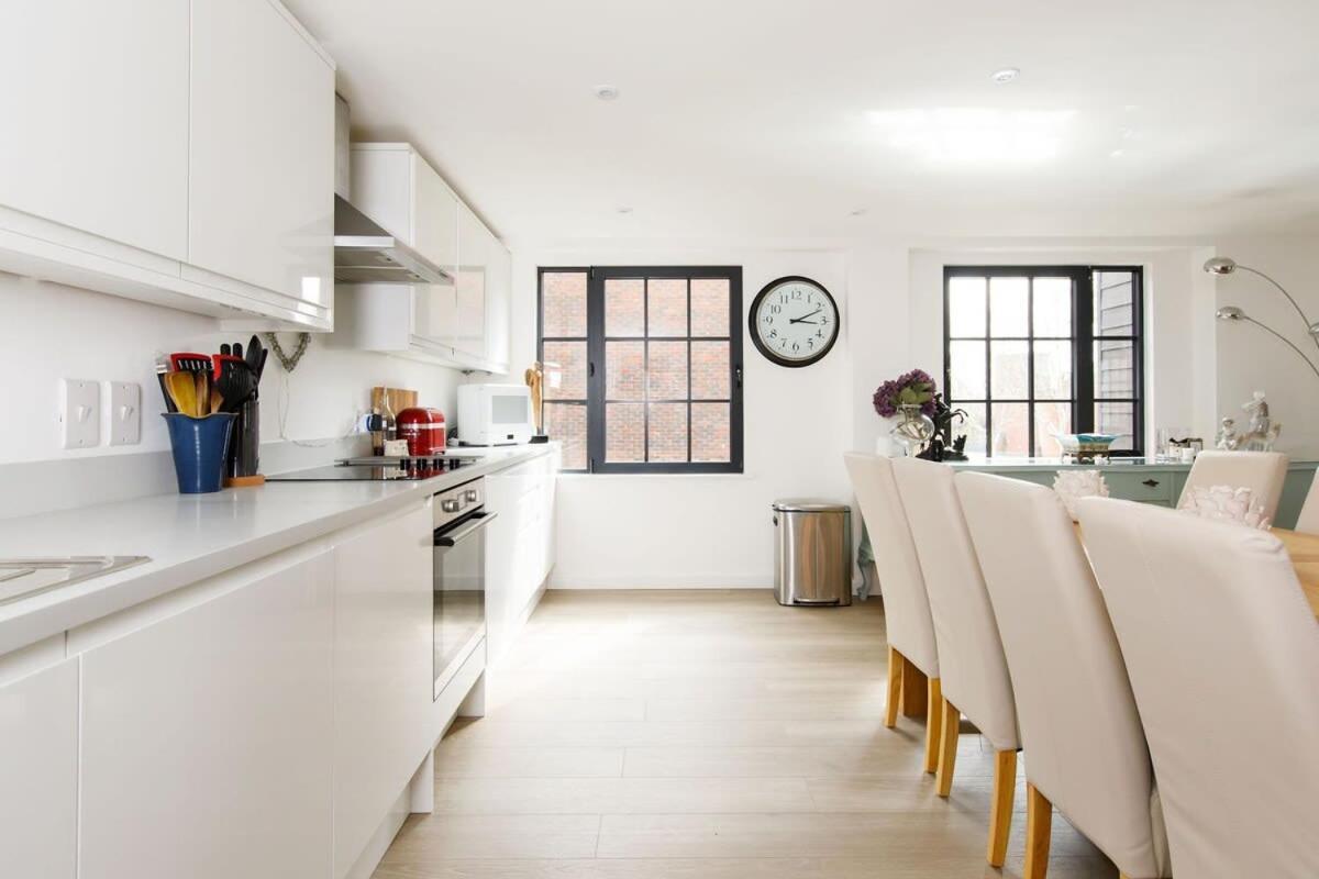 Stylish City Centre Apartment With Sauna Чичестър Екстериор снимка