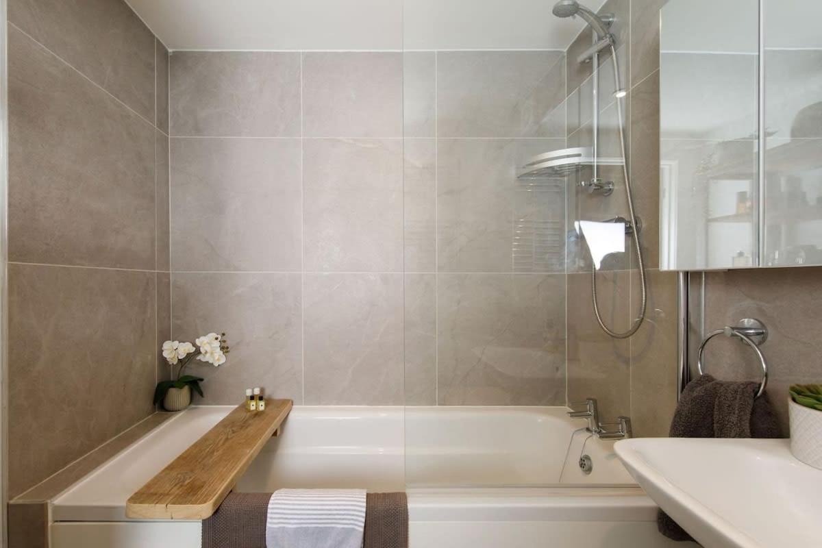 Stylish City Centre Apartment With Sauna Чичестър Екстериор снимка