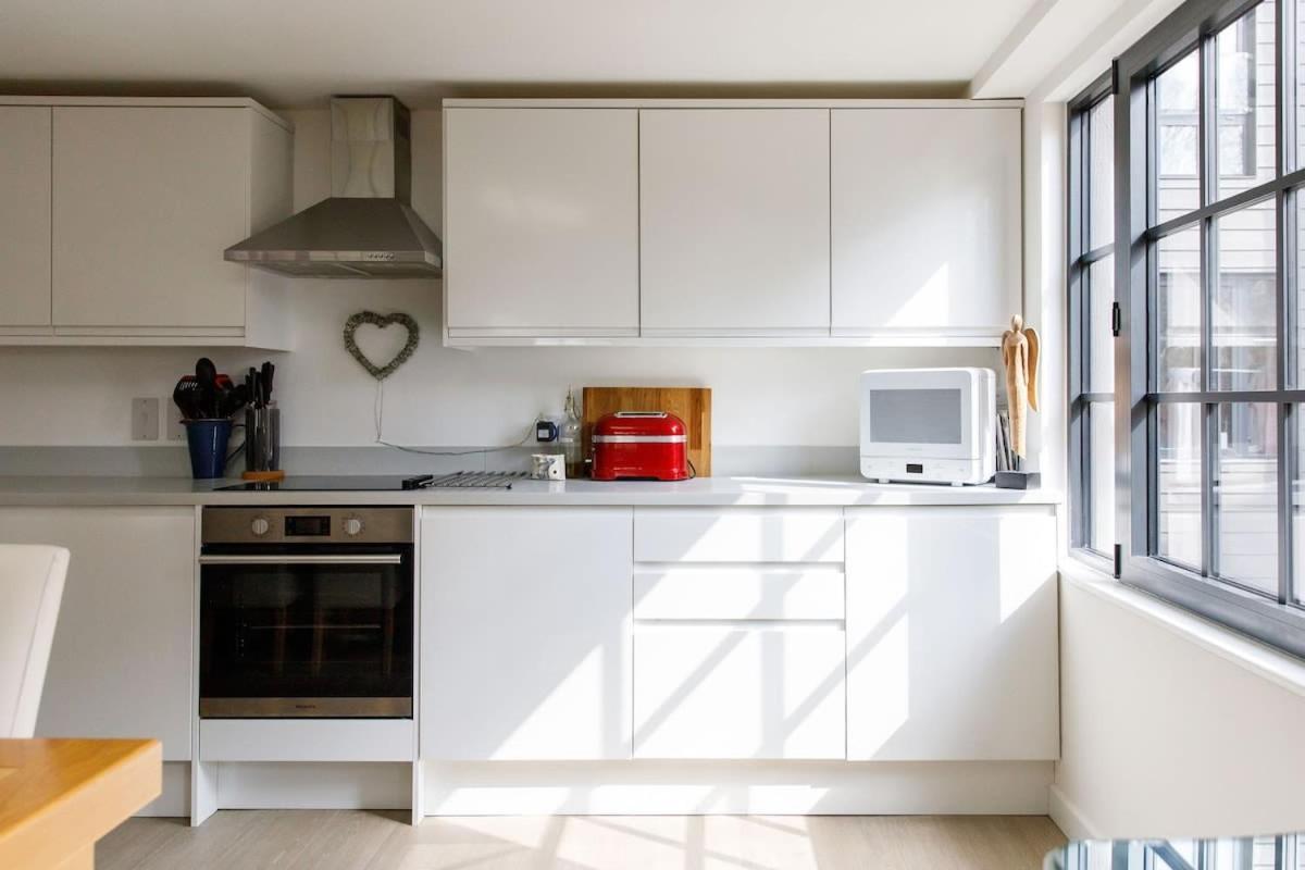 Stylish City Centre Apartment With Sauna Чичестър Екстериор снимка