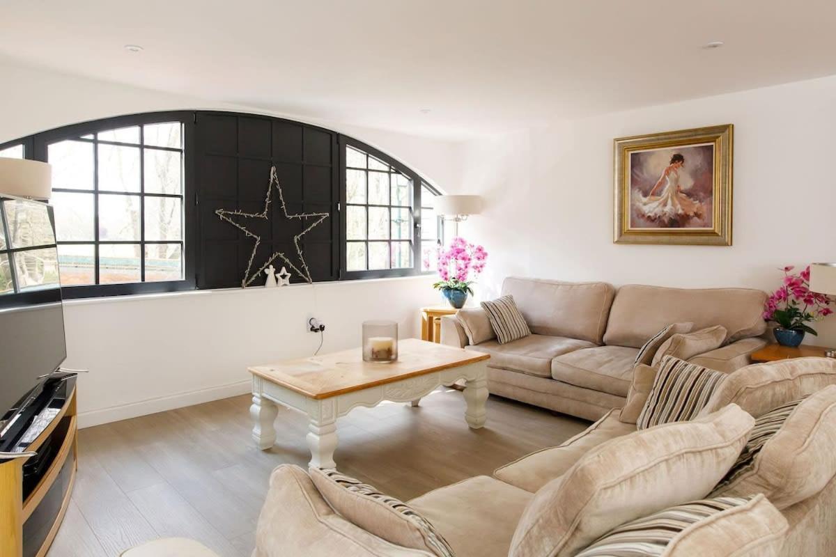 Stylish City Centre Apartment With Sauna Чичестър Екстериор снимка