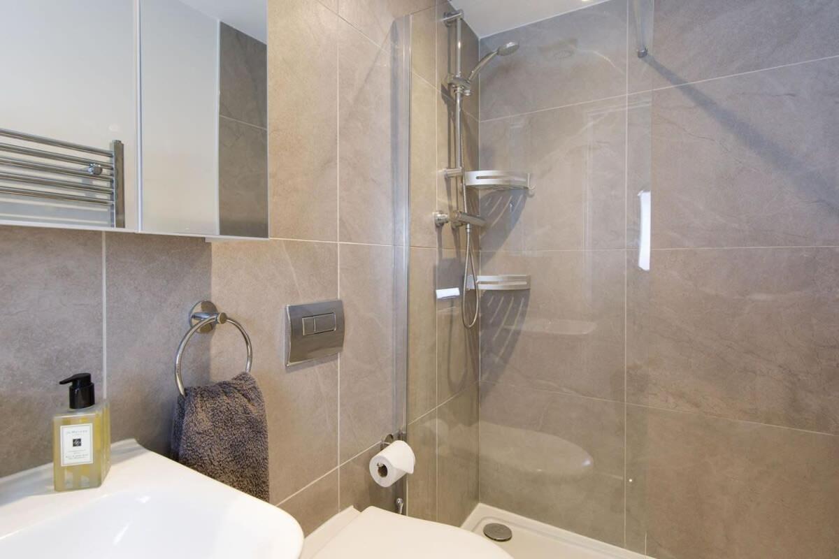 Stylish City Centre Apartment With Sauna Чичестър Екстериор снимка