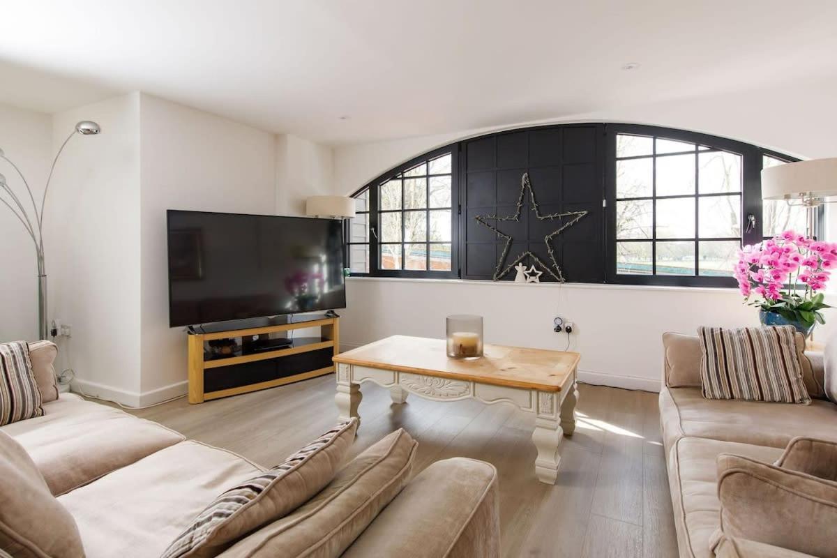 Stylish City Centre Apartment With Sauna Чичестър Екстериор снимка