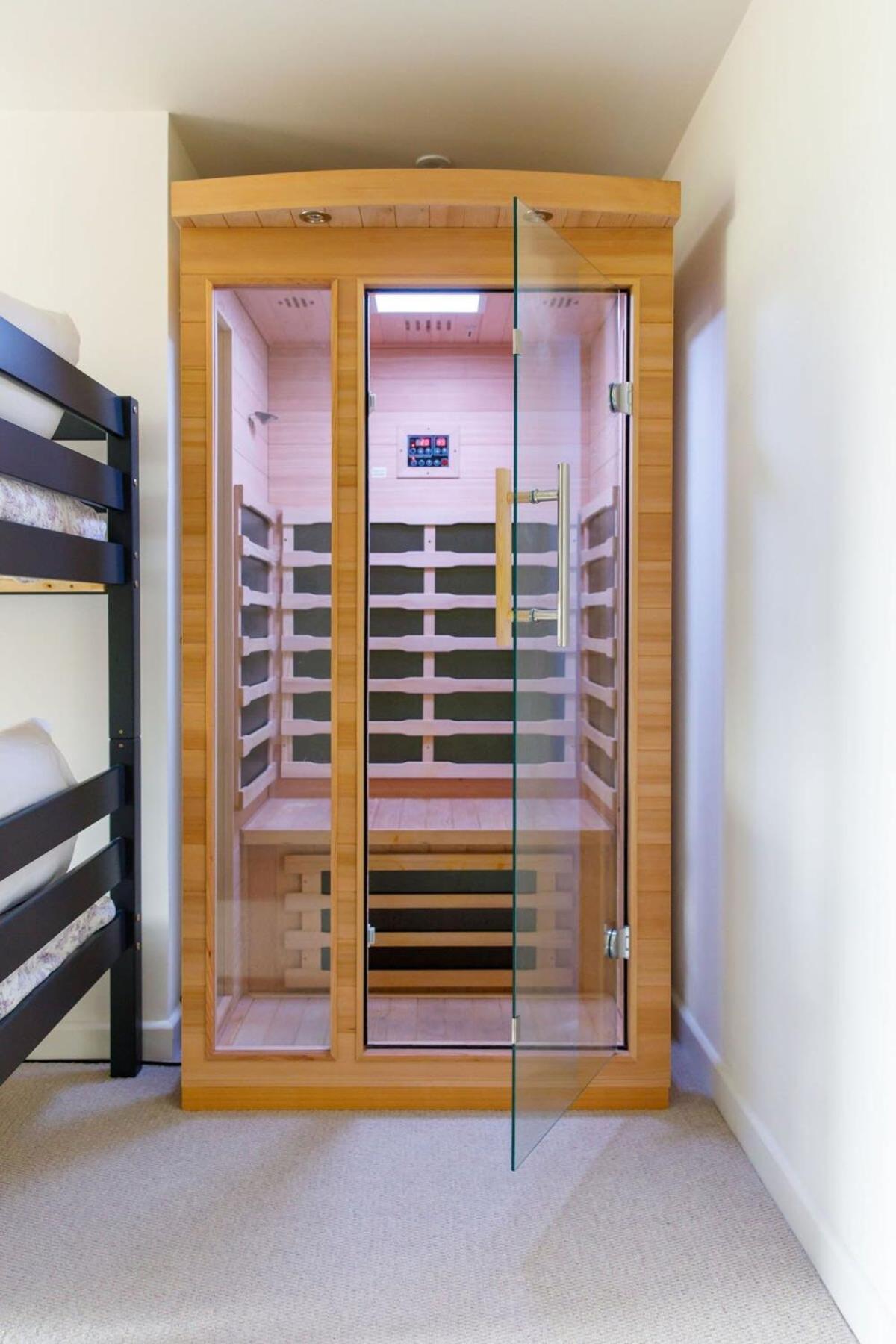 Stylish City Centre Apartment With Sauna Чичестър Екстериор снимка